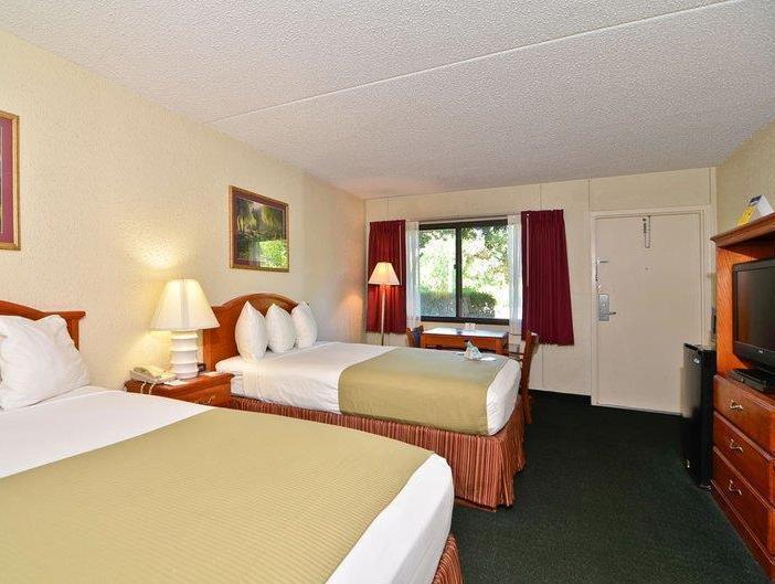 Best Western Crossroads Inn Дефьюниак-Спрингс Экстерьер фото