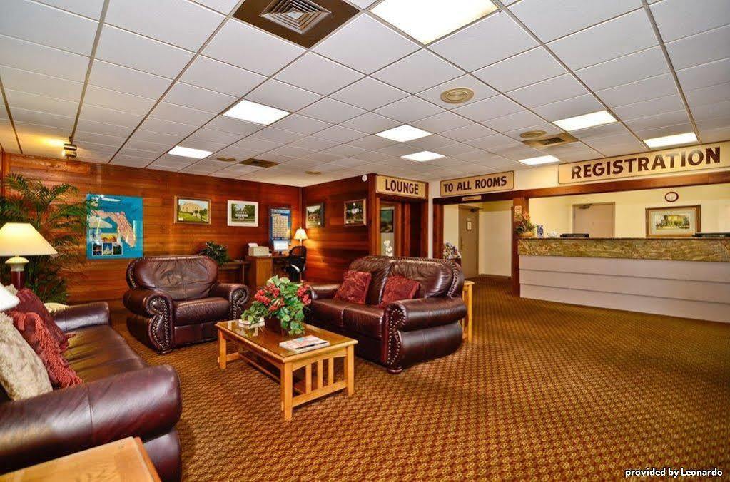 Best Western Crossroads Inn Дефьюниак-Спрингс Интерьер фото