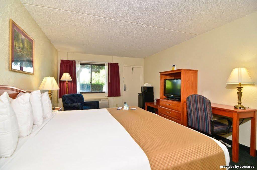Best Western Crossroads Inn Дефьюниак-Спрингс Номер фото